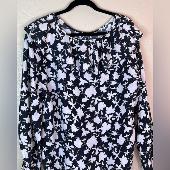 Silk Exchange Victorian Floral Silk Ruffle Neck Blouse in Black and White Size M - Picture 5 of 6